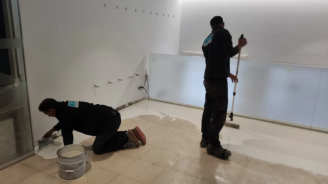 aplicación de resina en suelo